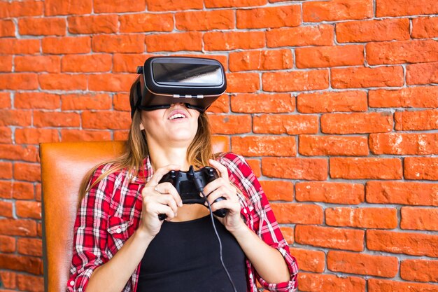 gelukkige jonge man met virtual reality-headset of 3D-bril met controller-gamepad