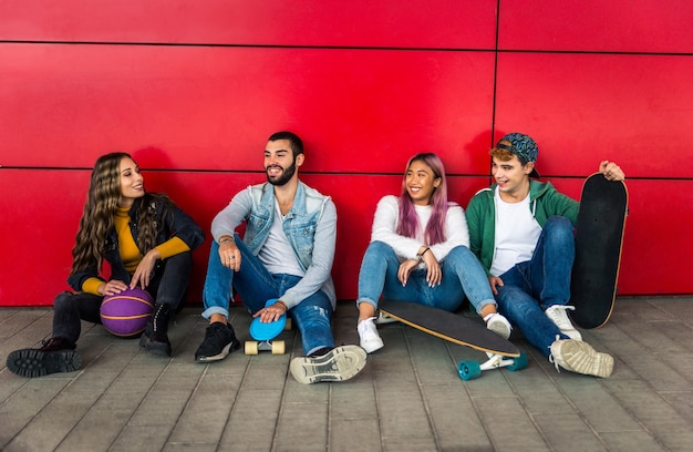 Gelukkige jonge mensen die buiten samenkomen. Groep vrolijke tieners die pret hebben