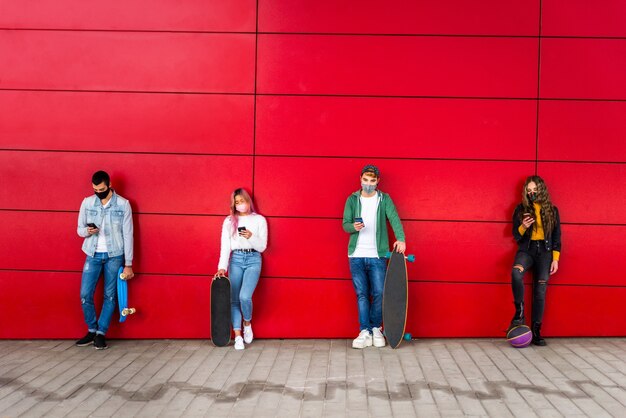 Gelukkige jonge mensen die buiten samenkomen