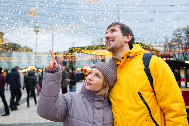 Gelukkige jonge mensen vieren Kerstmis op straat.