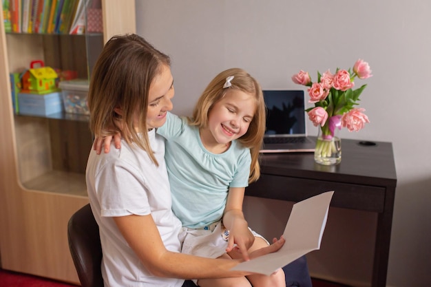 Gelukkige jonge moeder en haar kleine verliefde dochtertje 8 maart Valentijnsdag verjaardag