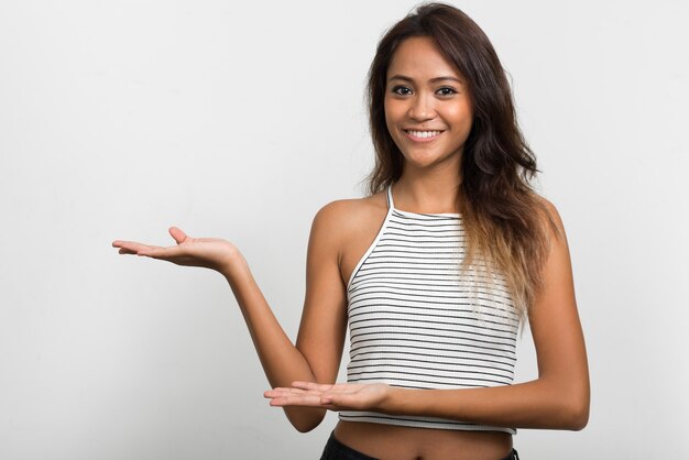 Gelukkige jonge mooie Aziatische vrouw met bruin haar