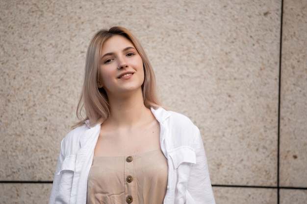 Gelukkige jonge mooie vrouw die op straat loopt Afbeelding van mooie stijlvolle vrouw