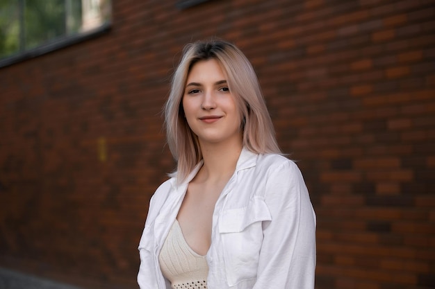 Foto gelukkige jonge mooie vrouw die op straat loopt afbeelding van mooie stijlvolle vrouw