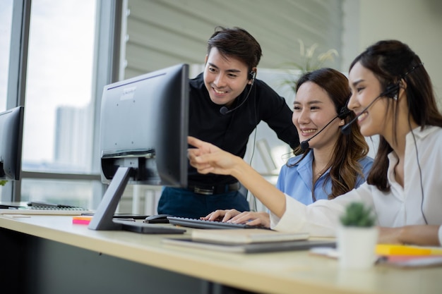 Gelukkige jonge officier die werkt en op zoek is naar een computer in succesconcept