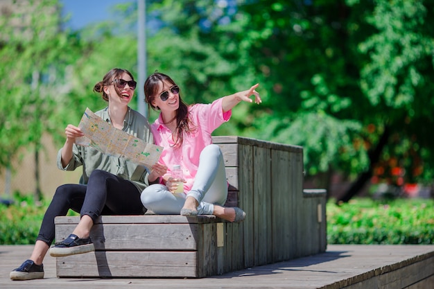 Gelukkige jonge stedelijke meisjes in Europese stad. Kaukasische toeristen plezier samen buitenshuis