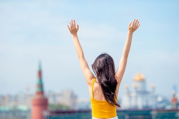 Gelukkige jonge stedelijke vrouw in Europese stad.