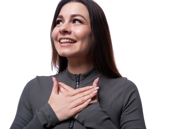 Gelukkige jonge stijlvolle vrouw met zwart haar glimlachend op een witte achtergrond