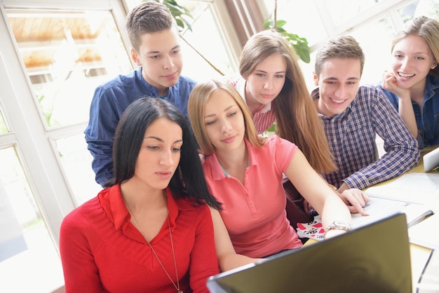 Foto gelukkige jonge tieners groep op school hebben plezier een leren lessen