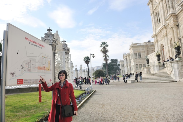 gelukkige jonge toeristenvrouw reisbezoek oude istambul in turkije en oude ayasofya blauwe moskee