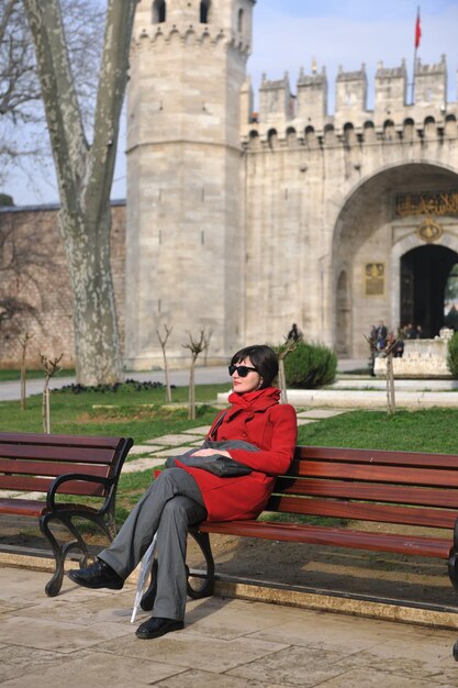 gelukkige jonge toeristenvrouw reisbezoek oude istambul in turkije en oude ayasofya blauwe moskee