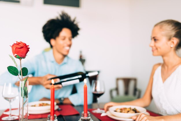 Gelukkige jonge verliefde paar tussen verschillende rassen die een romantisch diner hebben