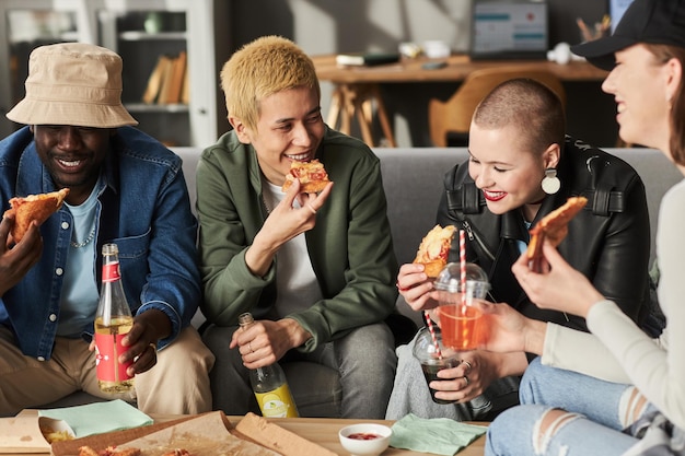 Gelukkige jonge volwassenen genieten van pizza.