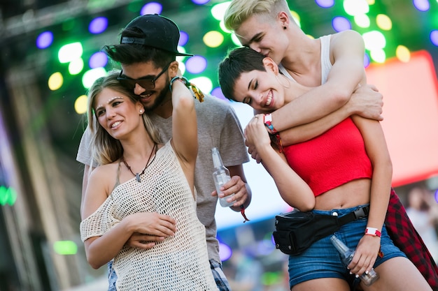 Gelukkige jonge vrienden die plezier hebben op muziekfestival