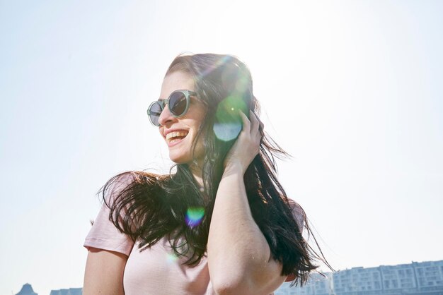 Gelukkige jonge vrouw buiten in de zon