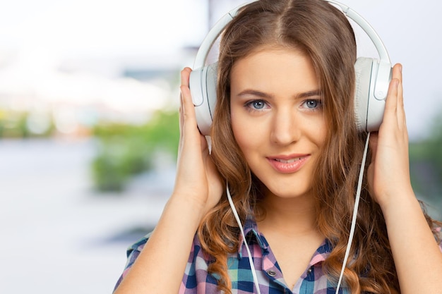 Gelukkige jonge vrouw die naar muziek luistert