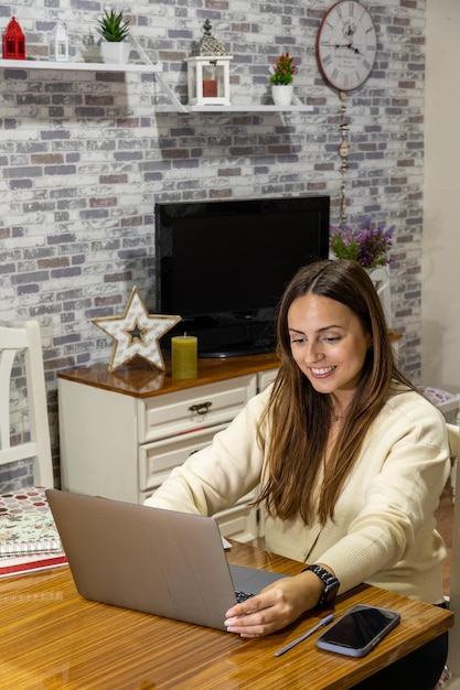 Gelukkige jonge vrouw die thuis op internet surft