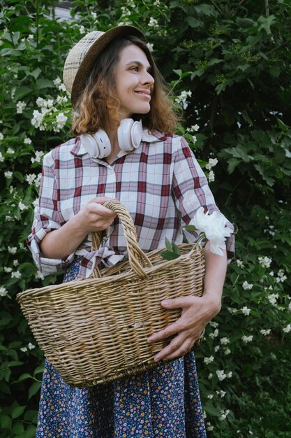 Gelukkige jonge vrouw genieten van de zomer op het platteland