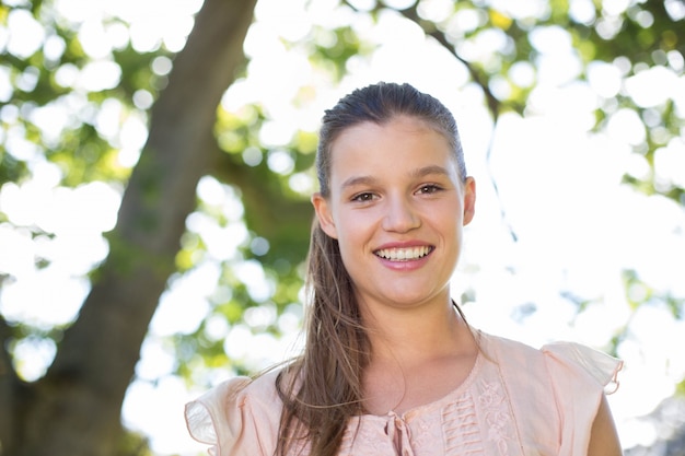 Gelukkige jonge vrouw in het park