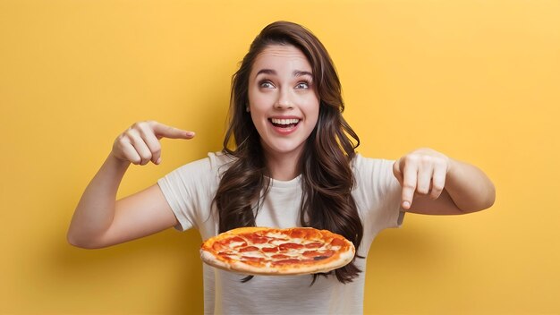 Gelukkige jonge vrouw kijkt met geluk met de duim opzij naar de vrije ruimte eet pizza
