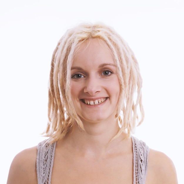 Gelukkige jonge vrouw met blonde dreadlocks en tandkloof