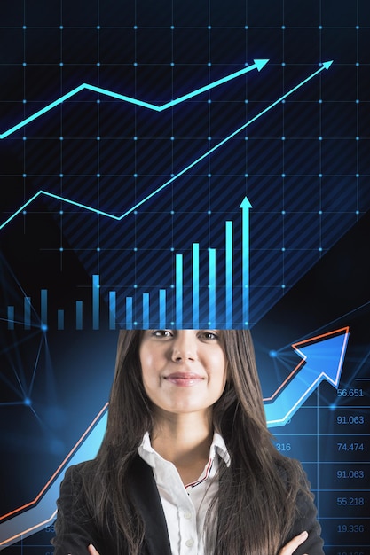 Gelukkige jonge vrouw met een halve zakelijke grafiekkop die denkt aan winst en geldinkomen op blauwe achtergrond met groeiende pijl Bedrijfsstrategie en groeiconcept
