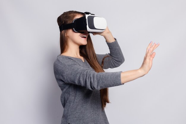 gelukkige jonge vrouw met virtual reality-headset of 3D-bril.