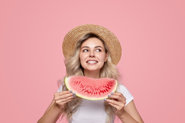 Gelukkige jonge vrouw met watermeloenplak