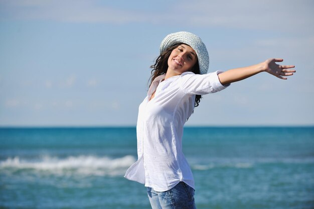 gelukkige jonge vrouw ontspant 's ochtends onbeautiful strand