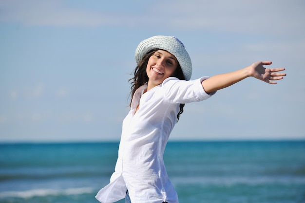 gelukkige jonge vrouw ontspant 's ochtends onbeautiful strand