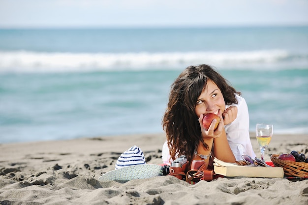 gelukkige jonge vrouw ontspant 's ochtends onbeautiful strand