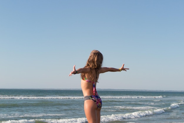 Gelukkige jonge vrouw op het strand helemaal gebruind