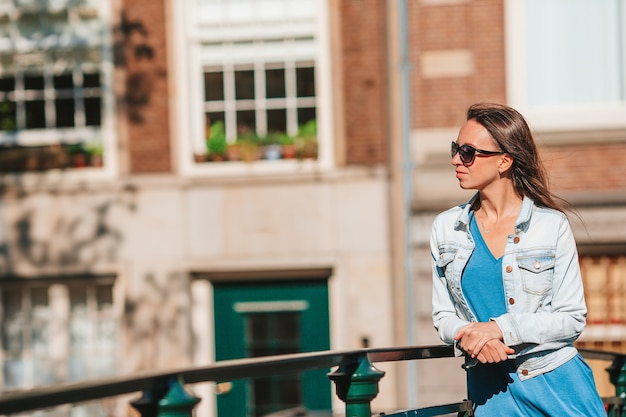 Gelukkige jonge vrouw op straat