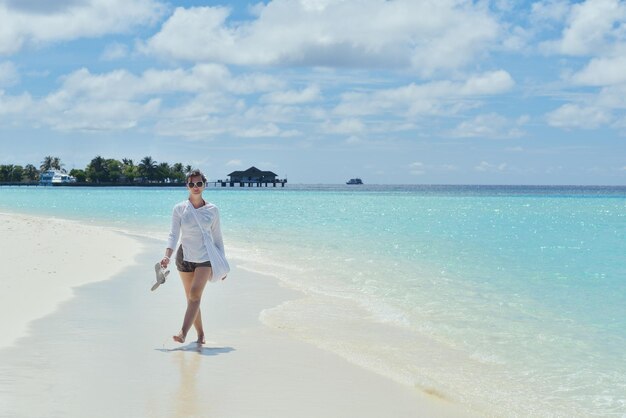 Gelukkige jonge vrouw op zomervakantie op een prachtig tropisch strand. Veel plezier, plezier en ontspanning.