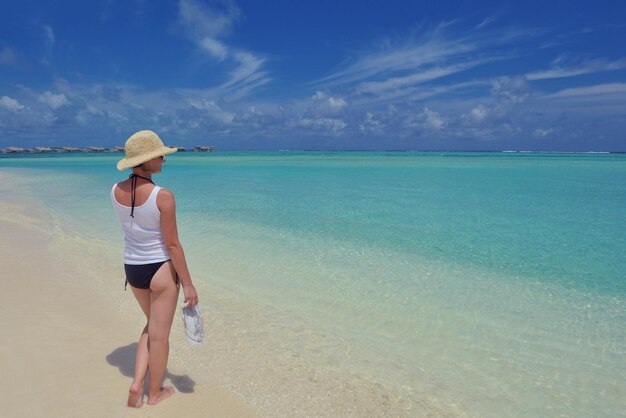 gelukkige jonge vrouw op zomervakantie op prachtig tropisch strand veel plezier en ontspanning