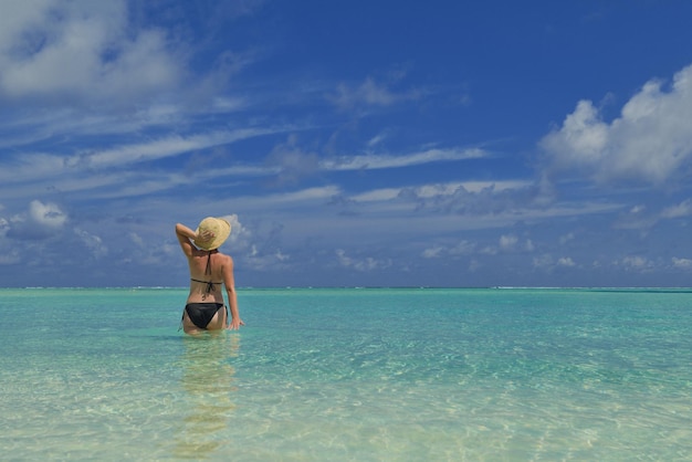 gelukkige jonge vrouw op zomervakantie op prachtig tropisch strand veel plezier en ontspanning