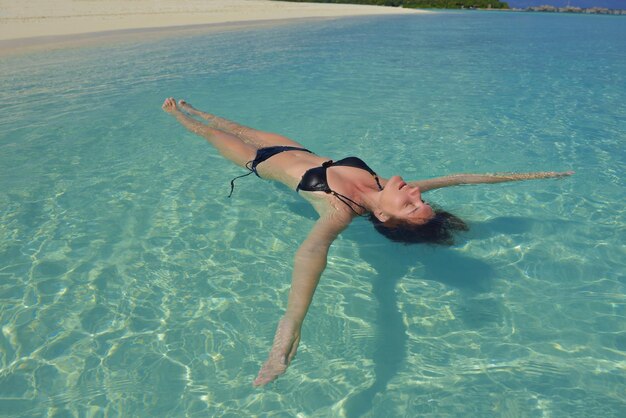 gelukkige jonge vrouw op zomervakantie op prachtig tropisch strand veel plezier en ontspanning