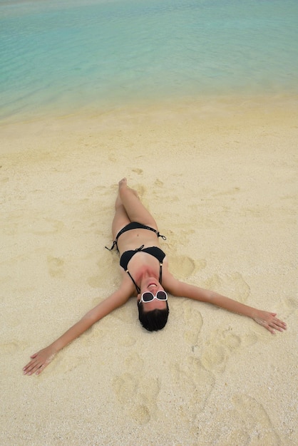 gelukkige jonge vrouw op zomervakantie op prachtig tropisch strand veel plezier, geniet en ontspan