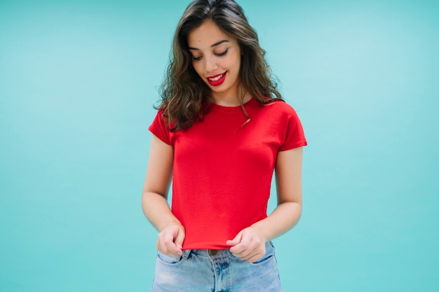 Foto gelukkige jonge vrouw posin gwith rode t-shirt