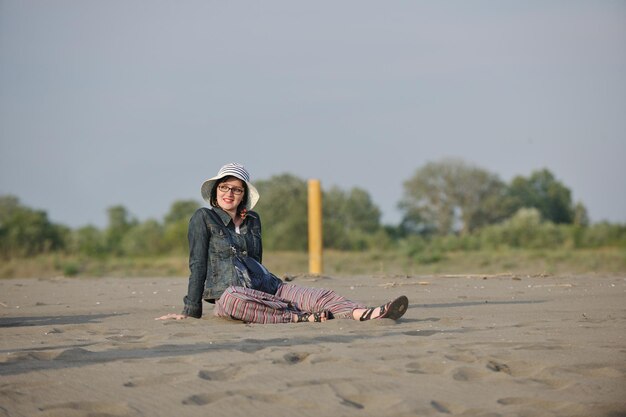 gelukkige jonge vrouw veel plezier en ontspanning op het strand