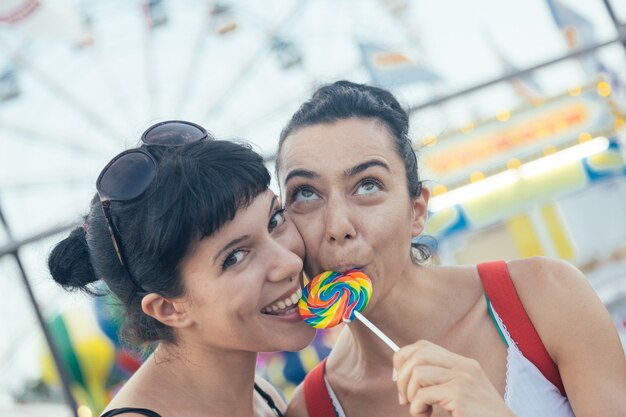 Gelukkige jonge vrouwen die Lollipop eten