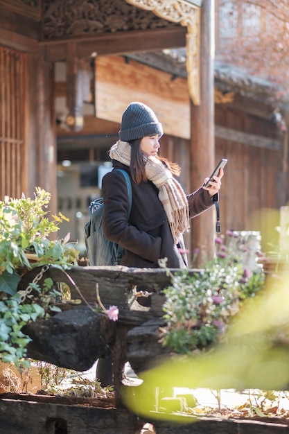 Gelukkige jonge vrouwenreiziger die mobiele telefoon of plankie fotografie met behulp van