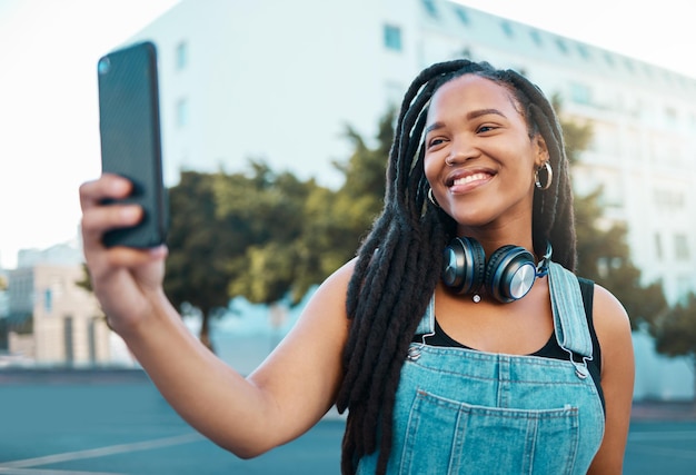 Gelukkige jonge zwarte vrouw in stadsselfie videogesprek op smartphone en New York wifi 5g-verbinding Digitale technologie Afrikaans meisje glimlach op straat en online mobiele ux in coole stedelijke levensstijl