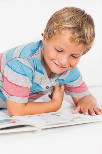 Gelukkige jongen die een verhalenboek leest