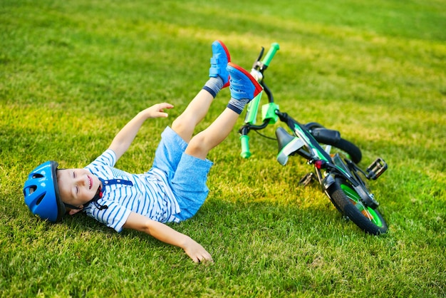 gelukkige jongen die plezier heeft met fietsen