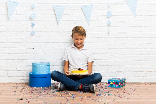 Gelukkige jongen die zijn verjaardag viert met een cake