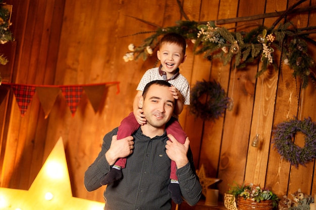 Gelukkige jongen geniet van de kerstvakantie.