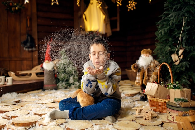 Gelukkige jongen geniet van de kerstvakantie.