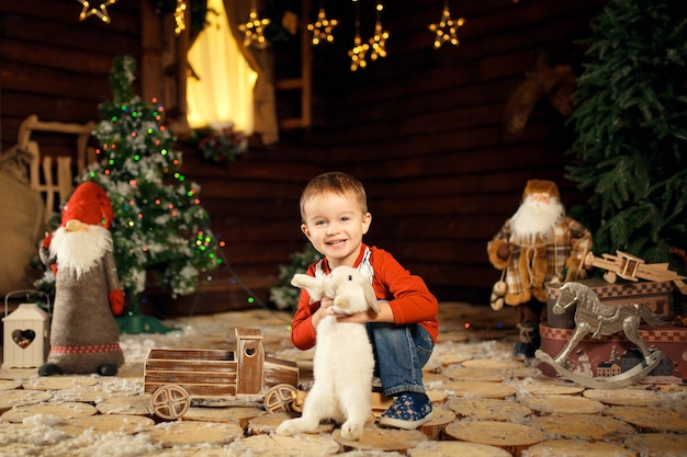 Gelukkige jongen geniet van de kerstvakantie.