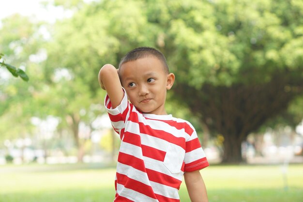 Gelukkige jongen in het park